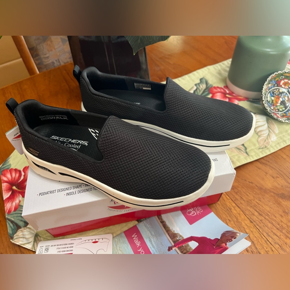 COPY - New Skechers Arch Fit Go Walk Grateful. Black and white. Size 8.5.